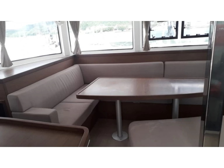 Lagoon Lagoon 42 jednotlivci a charterové společnosti v Eden Island