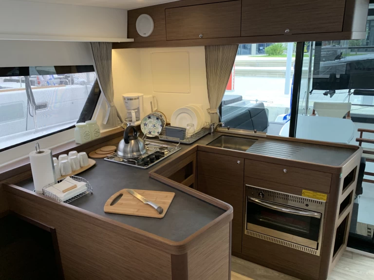 Pronájem Katamarán Lagoon s licencí