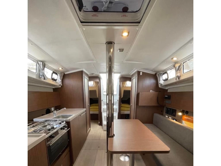 Bénéteau Oceanis 38.1 jednotlivci a charterové společnosti v Šibenik 