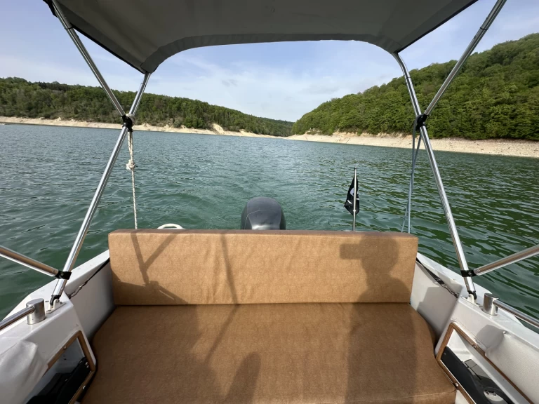 Jeanneau Leader 550 jednotlivci a charterové společnosti v La Tour-du-Meix