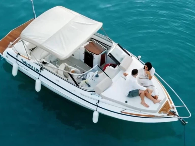 Pronájem Motorová loď Chris Craft s licencí