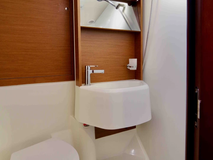 Bénéteau Oceanis 51.1 jednotlivci a charterové společnosti v Castellammare di Stabia