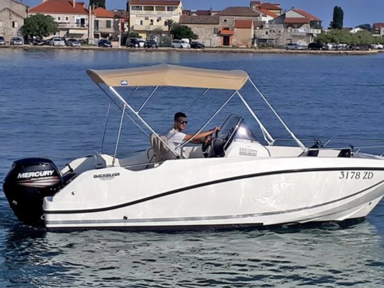 Quicksilver Activ 555 Open jednotlivci a charterové společnosti v Palavas-les-Flots
