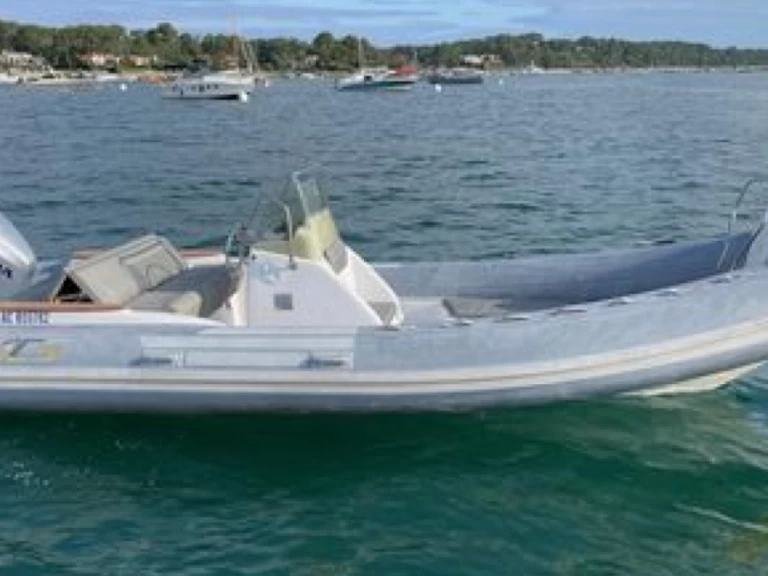 Polotuhá loď k pronájmu v Kornić za nejlepší cenu