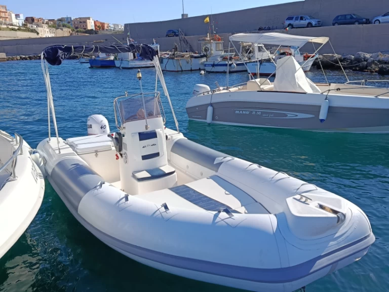 Polotuhá loď k pronájmu v Trappeto za nejlepší cenu