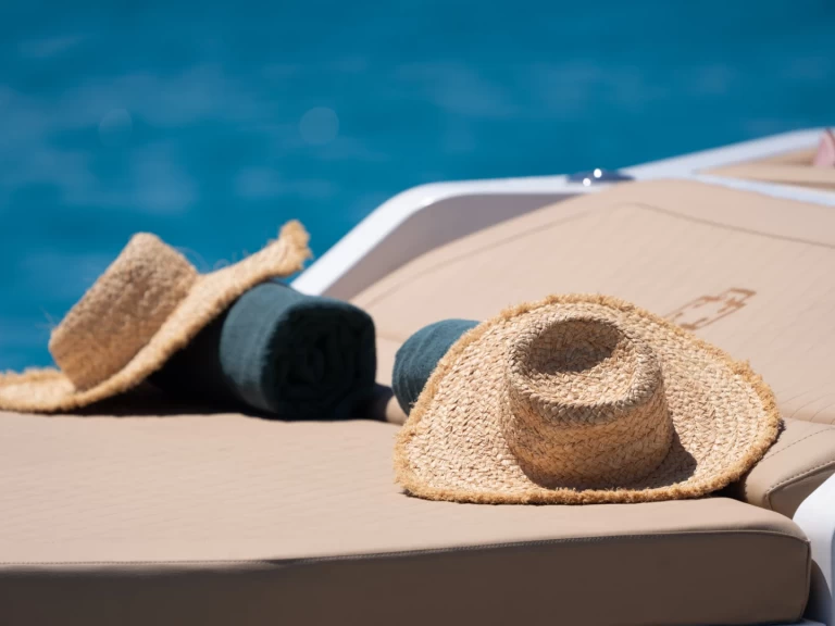 Pronájem jachty v Ibiza Town -House of Hütter  Moneypenny na Samboatu