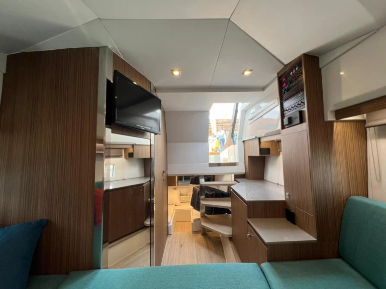 Pronajmout si FIM 340 REGINA v Ibiza Town