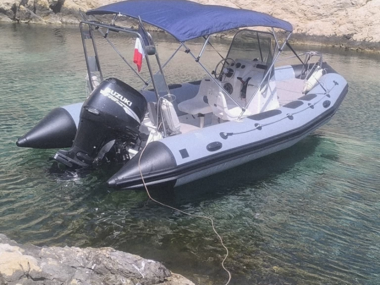 Polotuhá loď k pronájmu v Marseille za nejlepší cenu