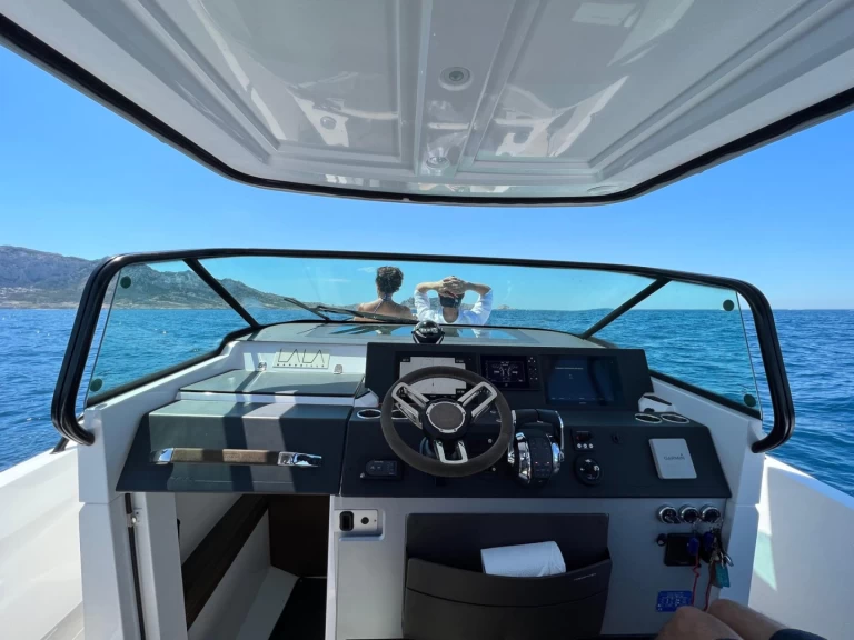 Pronájem Motorová loď Axopar s licencí