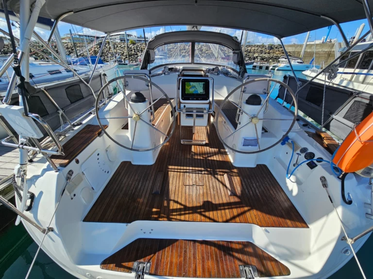 Pronajmout si Bavaria Bavaria 40 Cruiser v Toulon