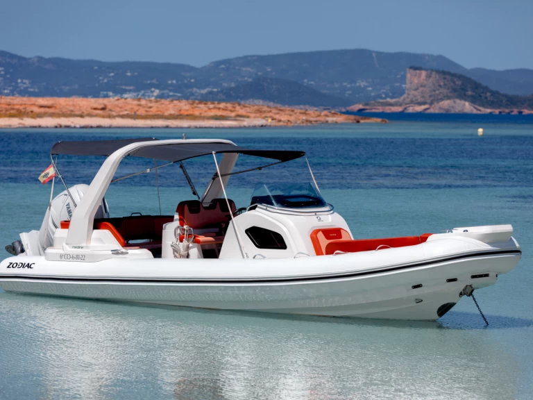 Polotuhá loď k pronájmu v Marina Ibiza za nejlepší cenu