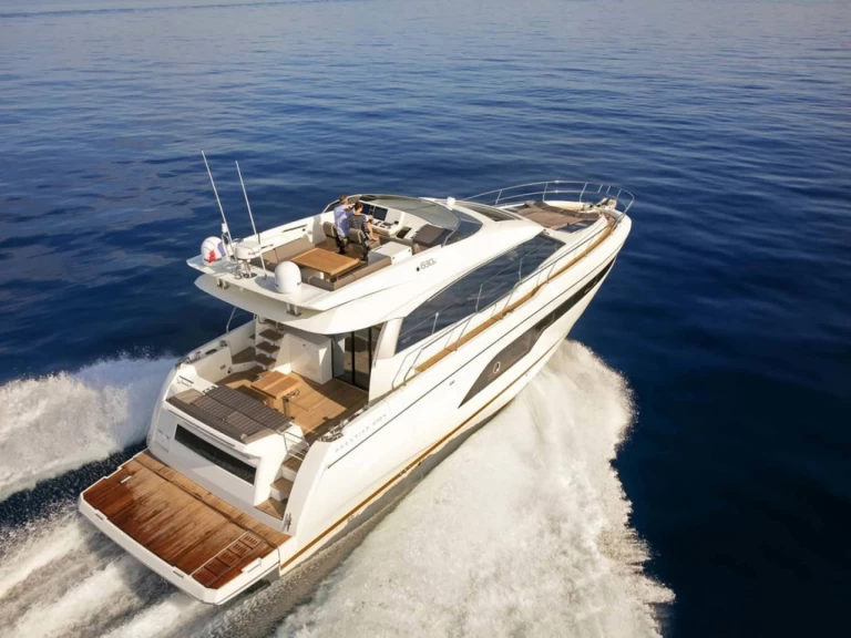 Prestige 630 jednotlivci a charterové společnosti v Port des Marines de Cogolin