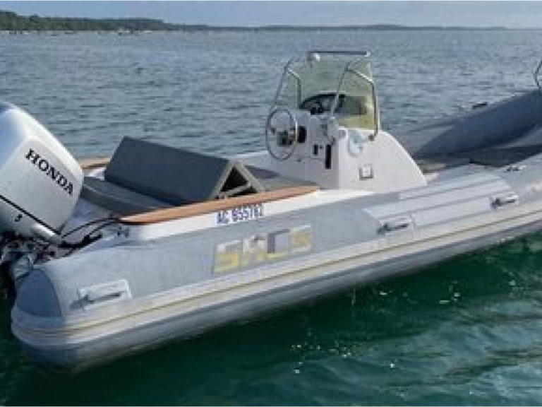 Pronájem Polotuhá loď Sacs s licencí