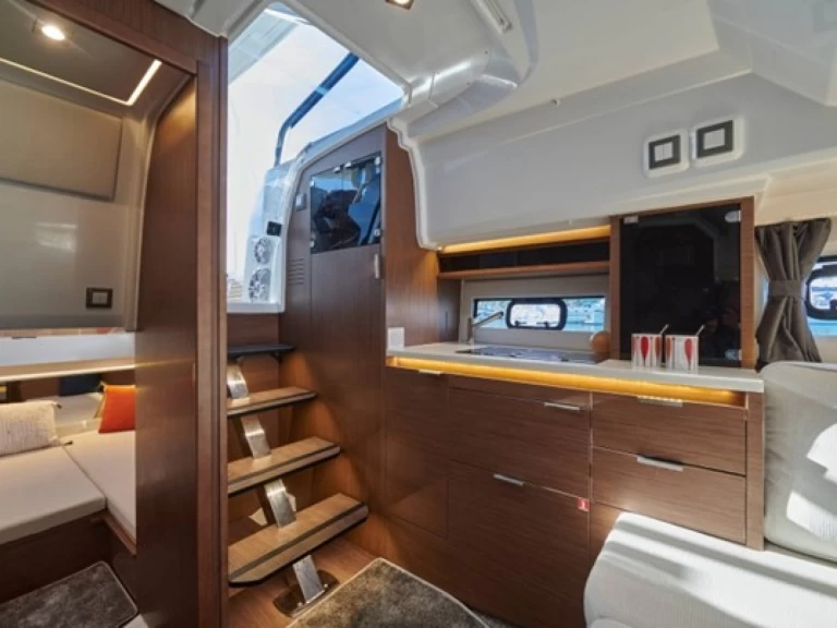 Pronajmout Motorová loď se skipperem či ne Jeanneau v Port des Marines de Cogolin