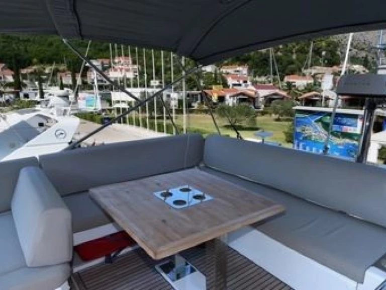 Pronajmout si Jeanneau Prestige 590 v Budva