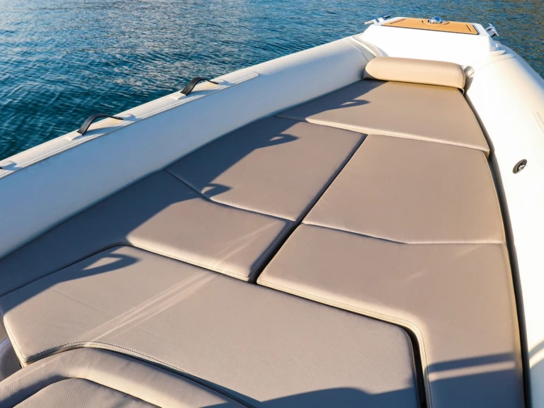 Pronajmout si Lomac Turismo 7.0 v La Trinité-sur-Mer