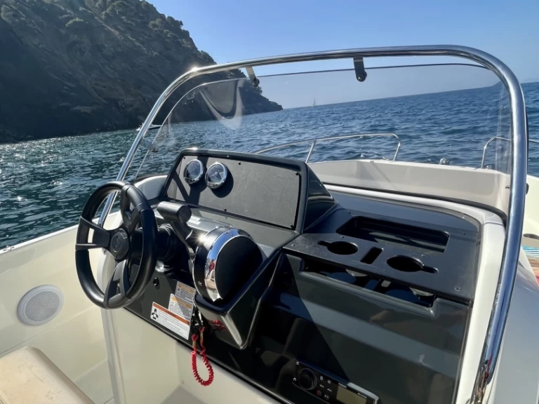 Pronajmout si Quicksilver Activ 605 Open v Roses