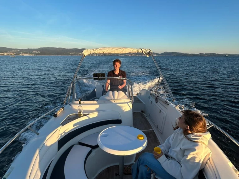 Pronájem lodi Porto Deportivo Sanxenxo lákavé ceny Quicksilver 600 Commander