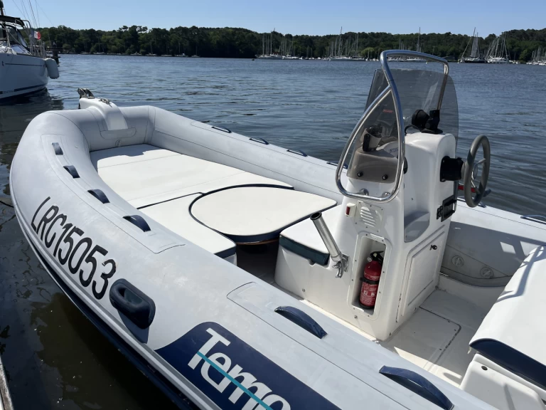 Polotuhá loď k pronájmu v Arzal za nejlepší cenu