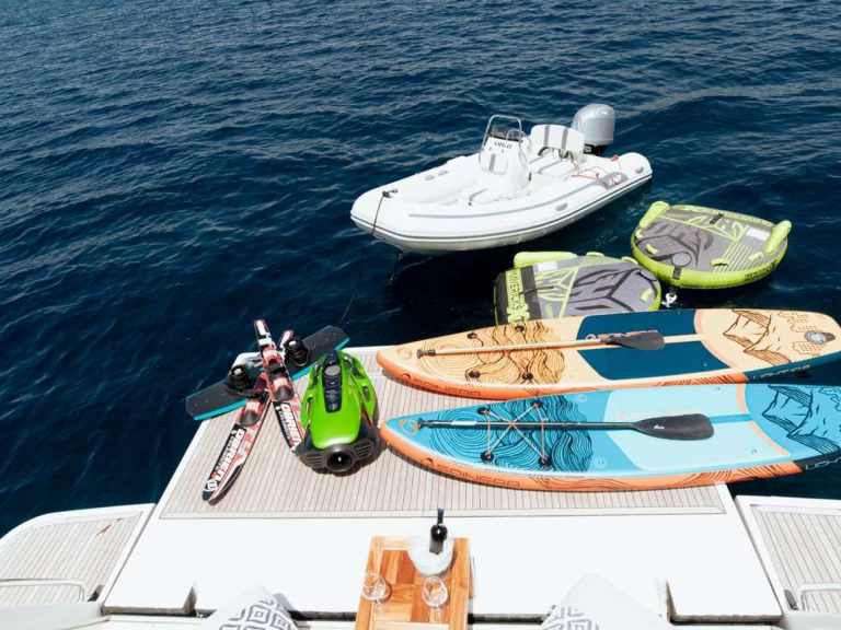 Pronájem Jachta Ferretti s licencí