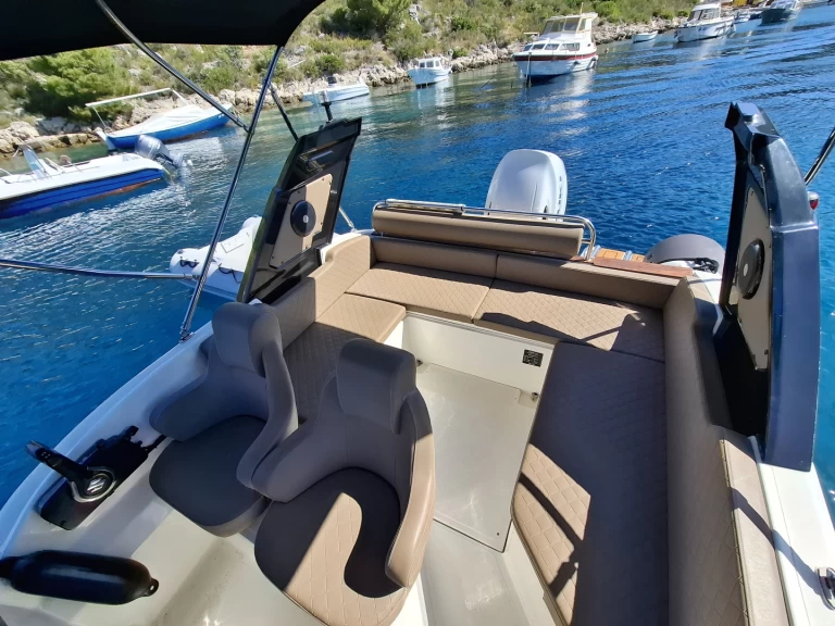 Pronajmout si Barracuda Aquamax B23F v Hvar 
