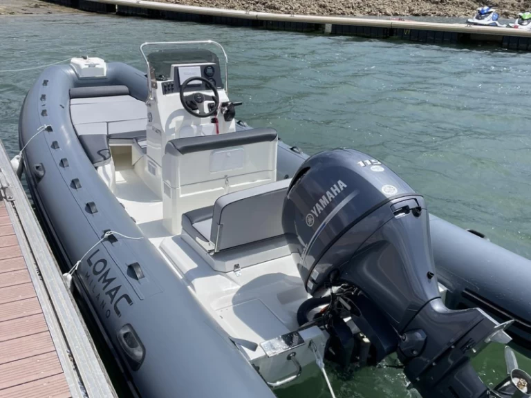 Polotuhá loď k pronájmu v La Trinité-sur-Mer za nejlepší cenu