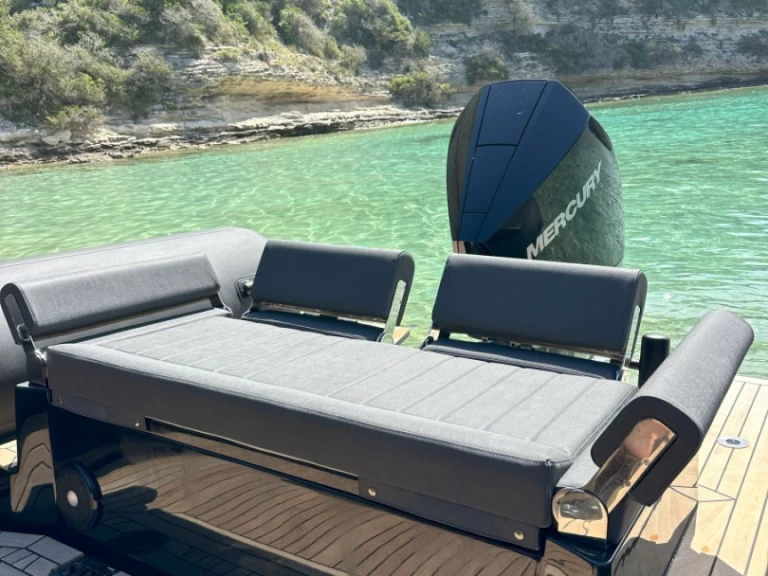 Polotuhá loď k pronájmu v Bonifacio za nejlepší cenu