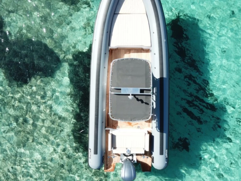 Polotuhá loď k pronájmu v Bonifacio za nejlepší cenu