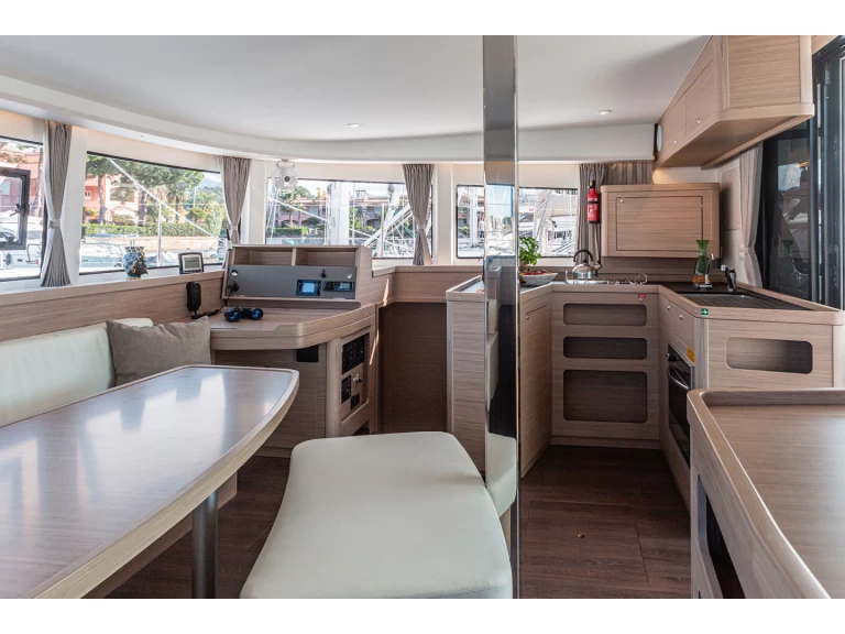 Lagoon Lagoon 42 jednotlivci a charterové společnosti v Furnari