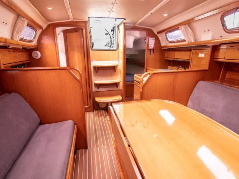 Bavaria Bavaria 33 jednotlivci a charterové společnosti v Nikiána