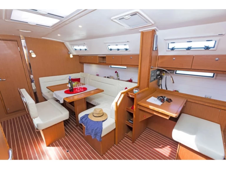 Pronajmout Plachetnice se skipperem či ne Bavaria v Nikiána