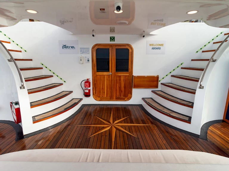 Pronajmout si  Power Cat - Petrel Cabin v Baltra Island