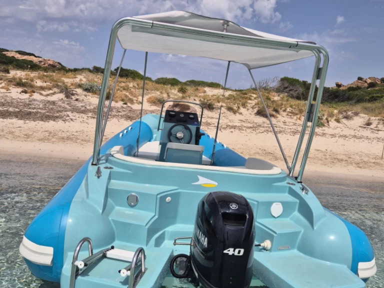 Polotuhá loď k pronájmu v Arzachena za nejlepší cenu