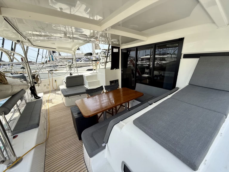 Pronájem lodi Toúrlos lákavé ceny Lagoon 42