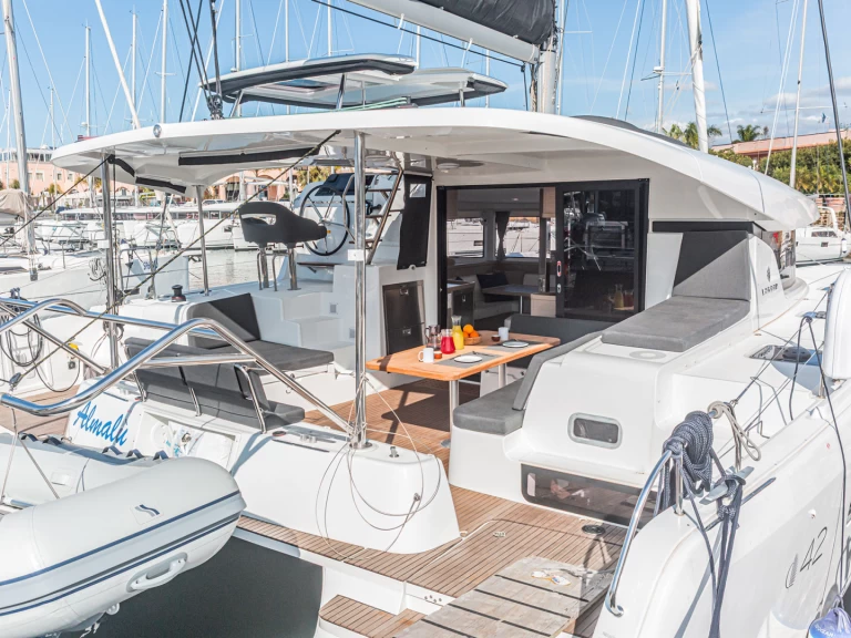 Pronajmout Katamarán se skipperem či ne Lagoon v Furnari