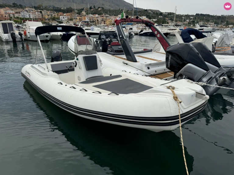 Polotuhá loď k pronájmu v Palermo za nejlepší cenu