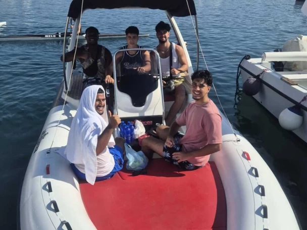 Polotuhá loď k pronájmu v Palermo za nejlepší cenu