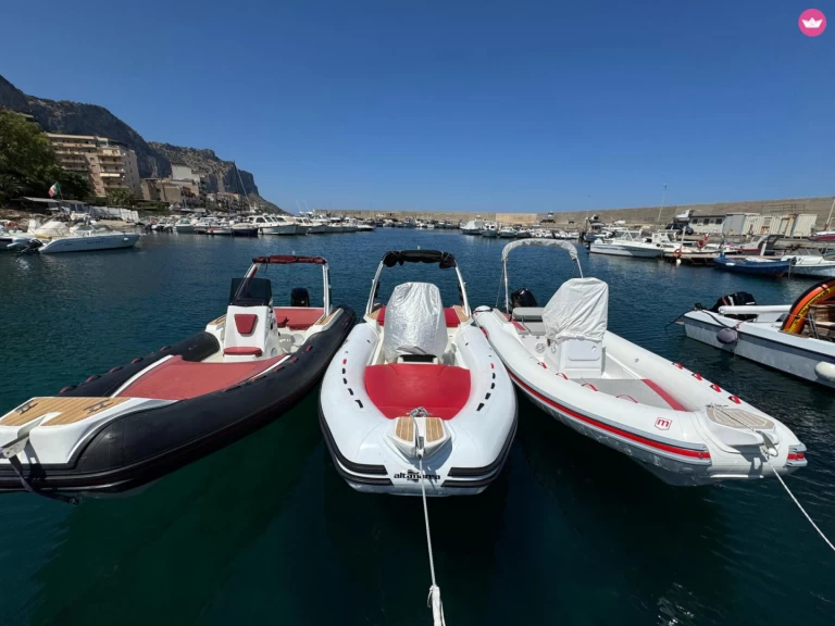 Polotuhá loď k pronájmu v Palermo za nejlepší cenu