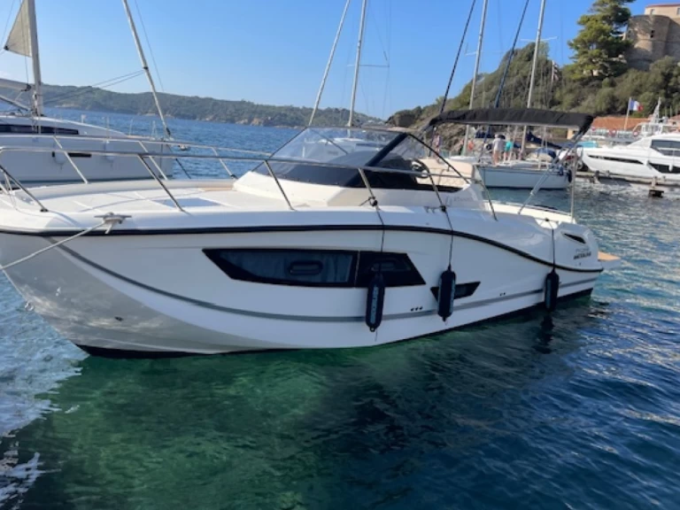 Pronajmout si Quicksilver Activ 875 Sundeck v Bormes-les-Mimosas