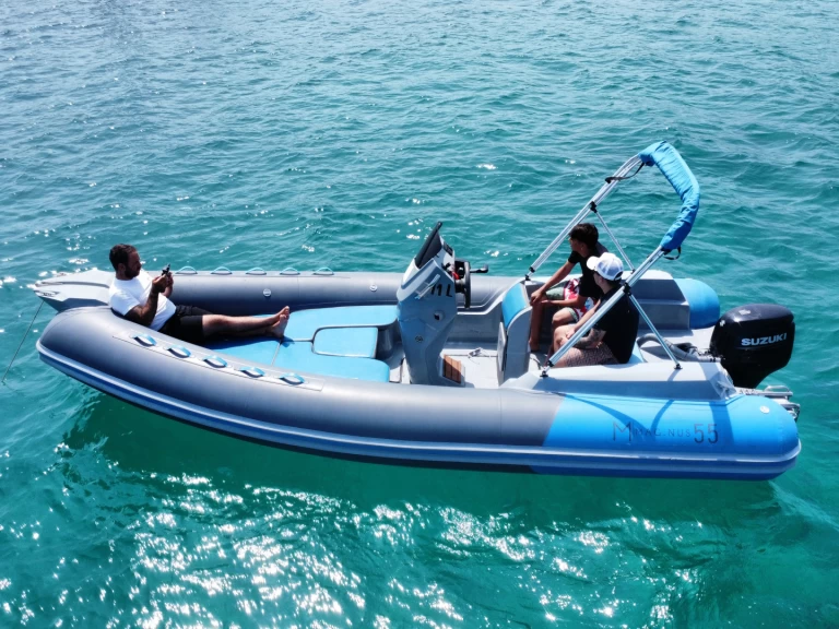 Polotuhá loď k pronájmu v Porto Rotondo za nejlepší cenu