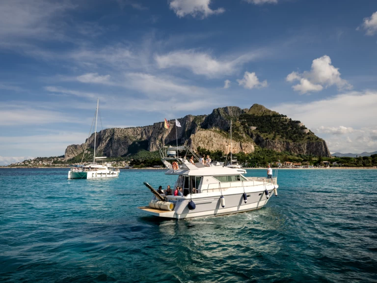 Motorová loď k pronájmu v La Cala (porto Palermo) za nejlepší cenu