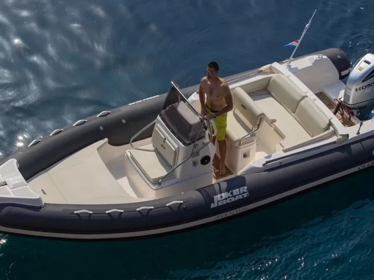 Joker Boat Clubman 24 jednotlivci a charterové společnosti v Trogir