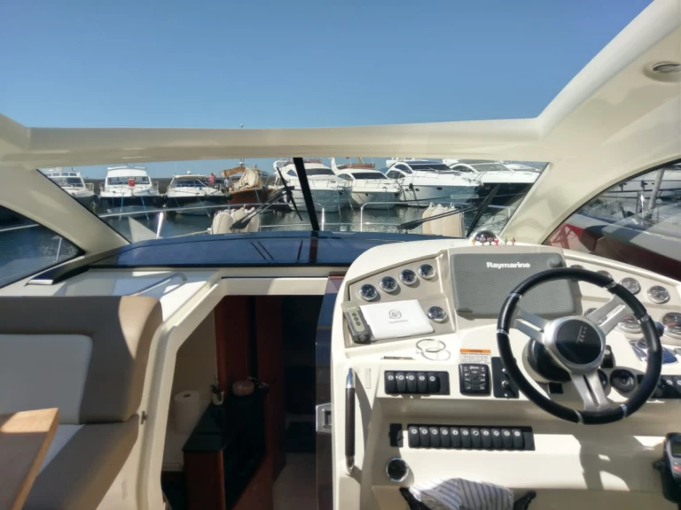 Pronajmout si Prestige Prestige 390 S v Juan-les-Pins