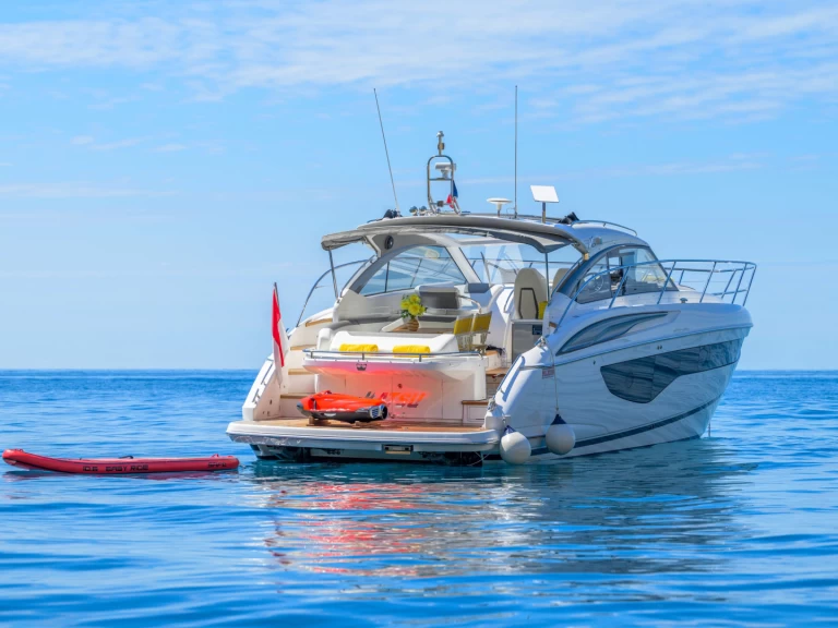 Pronajmout Motorová loď se skipperem či ne Princess v Monaco-Ville