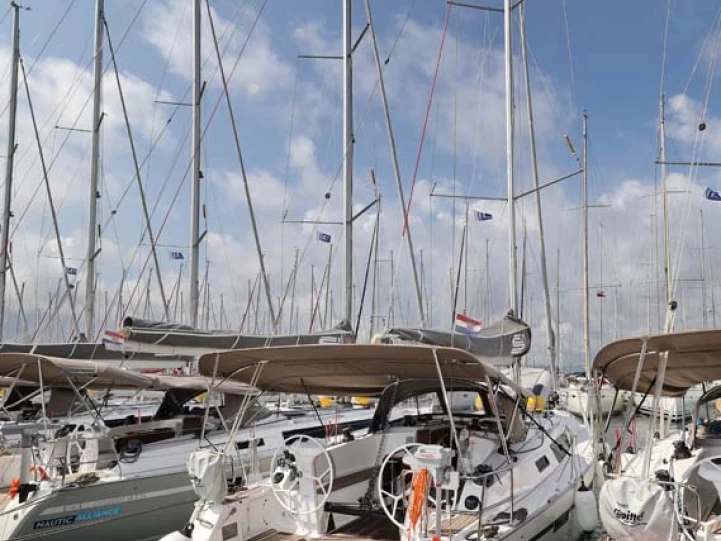 Pronajmout si Bavaria Cruiser 41S v Murter-Kornati