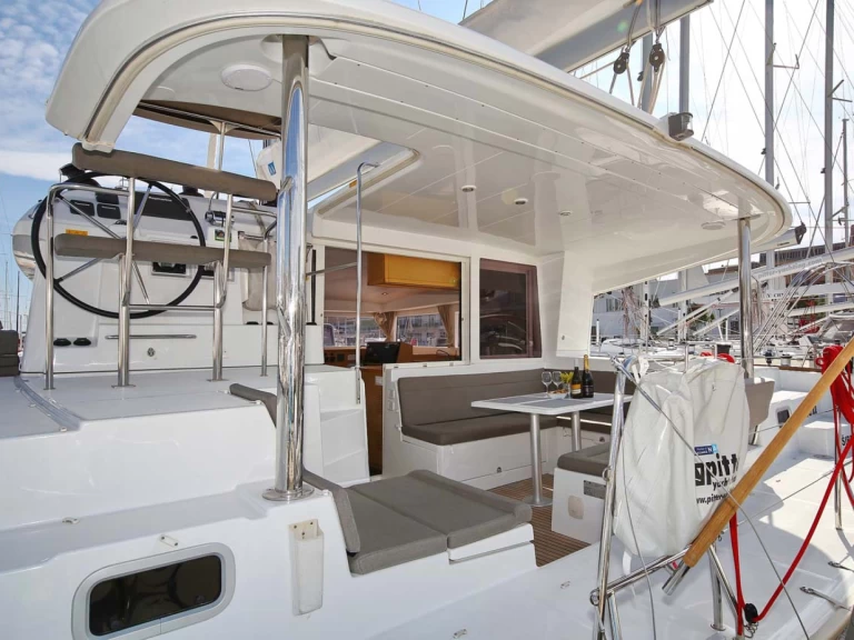 Pronajmout Katamarán se skipperem či ne Lagoon v Trogir