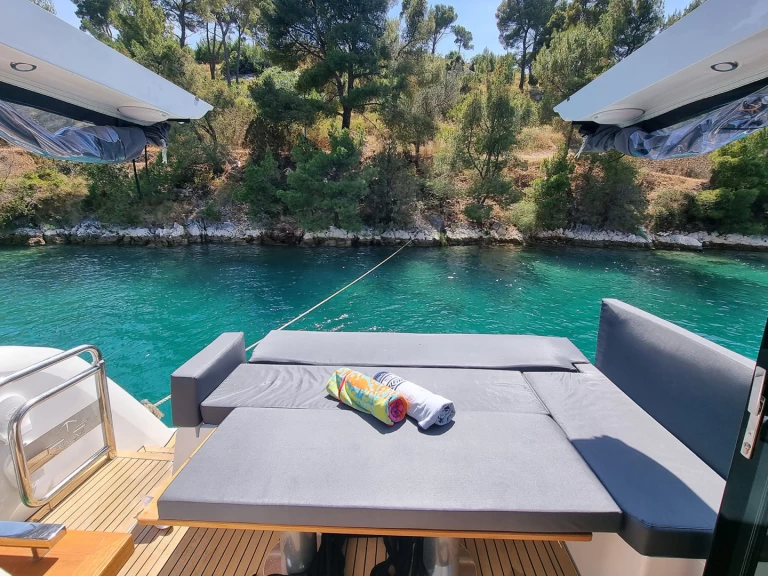 Pronájem Jachta v Kaštela -Sealine Sealine C390