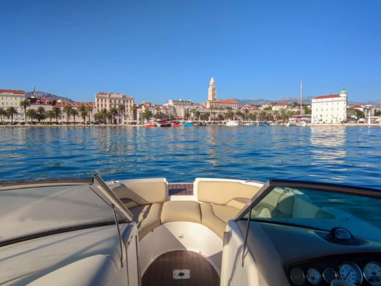 Pronájem Motorová loď Chaparral s licencí