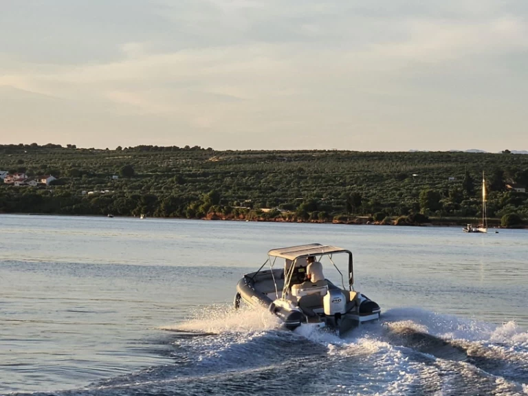 Pronájem Polotuhá loď v Tkon -Salpa Salpa Soleil 24.5