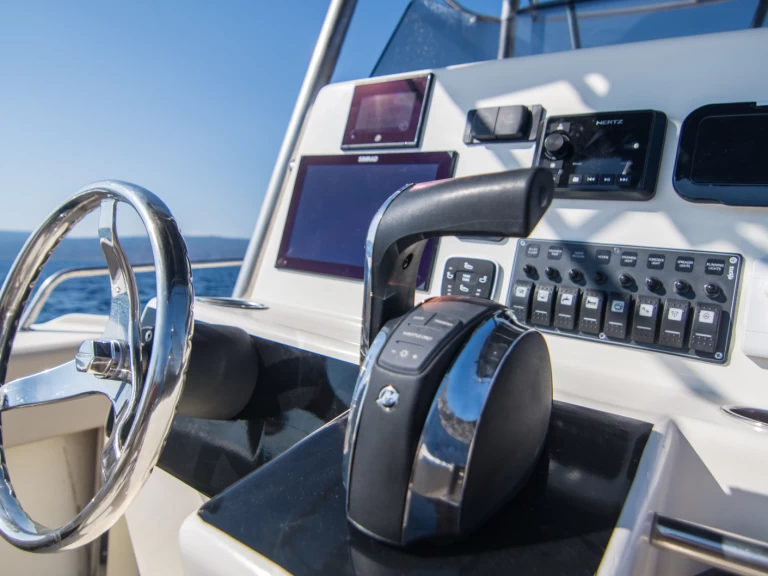 Pronájem Motorová loď Boston Whaler s licencí